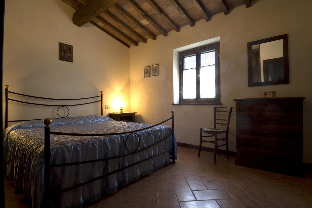 Casa Il Ponte Appartement Chianni Kamer foto